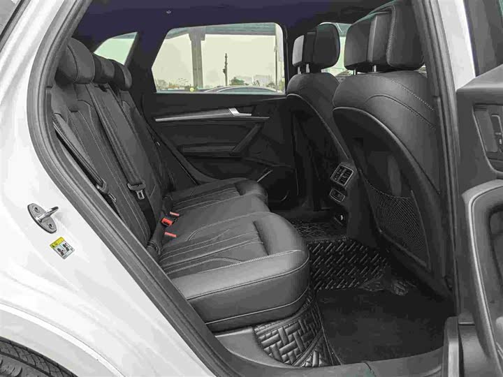 Фото 9 - Audi Q5L