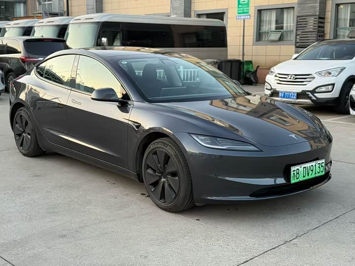 Фото 3 - Tesla Model 3