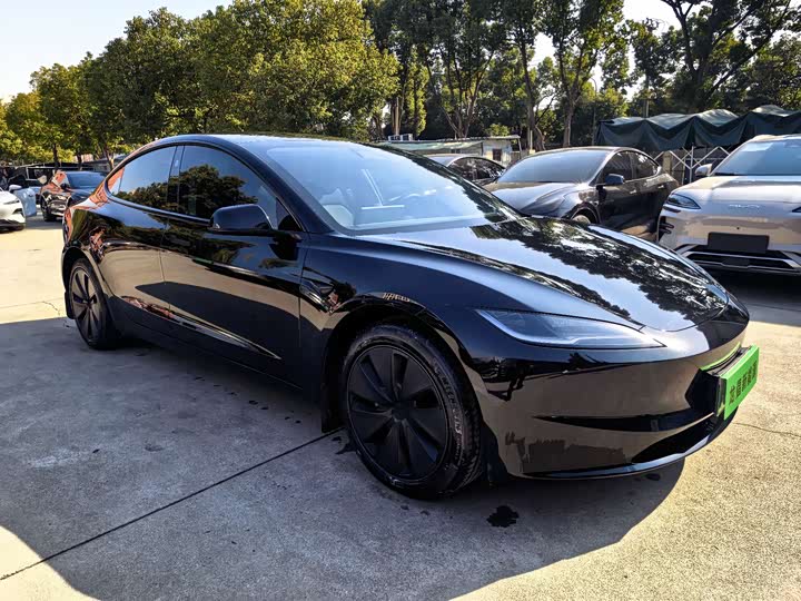 Фото 3 - Tesla Model 3