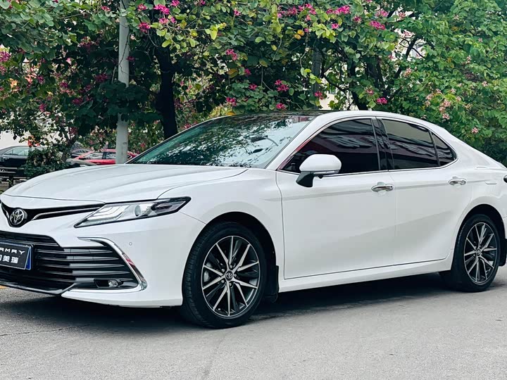 Фото 1 - Toyota Camry