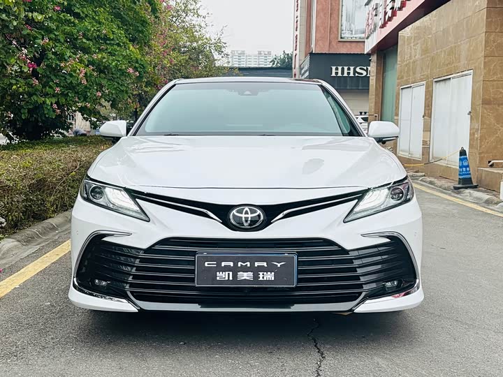 Фото 2 - Toyota Camry