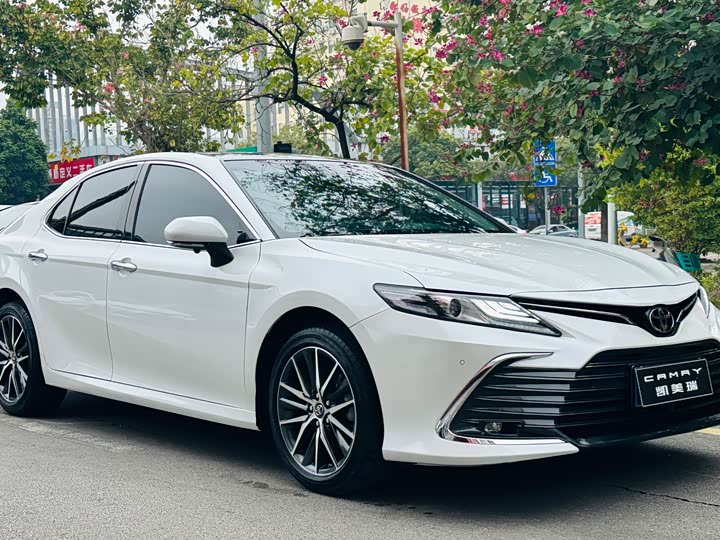 Фото 3 - Toyota Camry