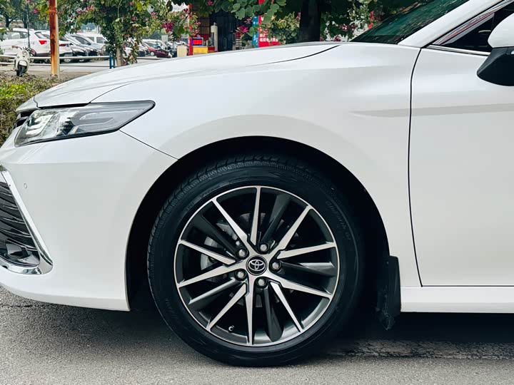 Фото 4 - Toyota Camry