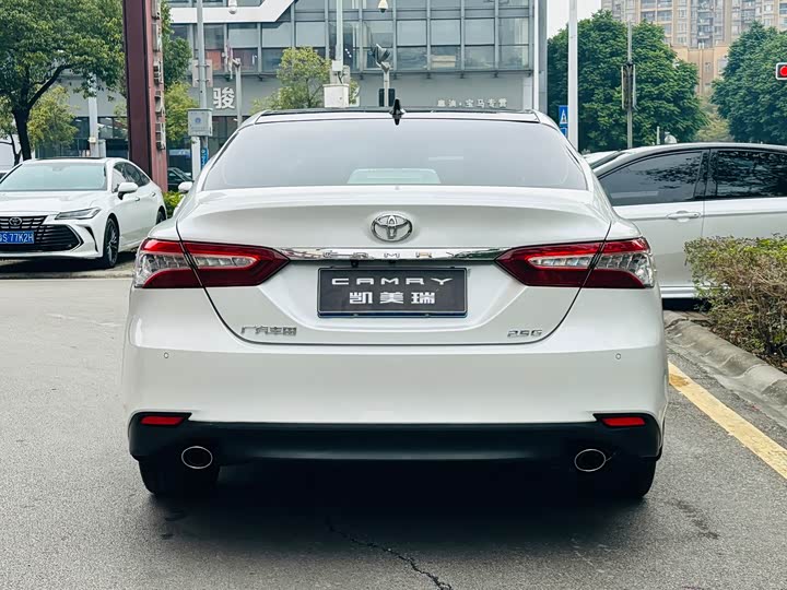 Фото 6 - Toyota Camry