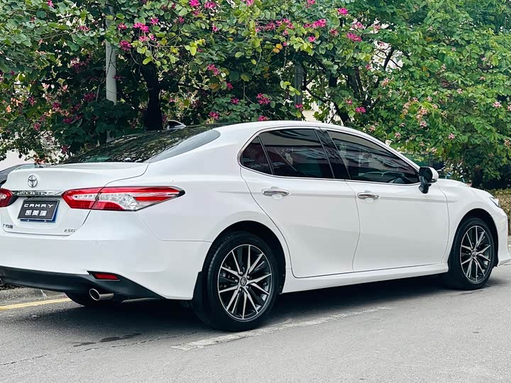 Фото 7 - Toyota Camry