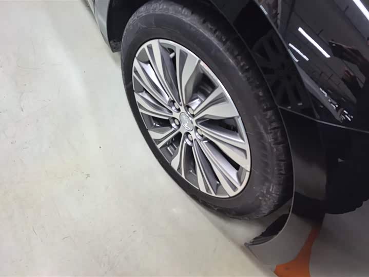 Фото 6 - Hongqi E-QM5