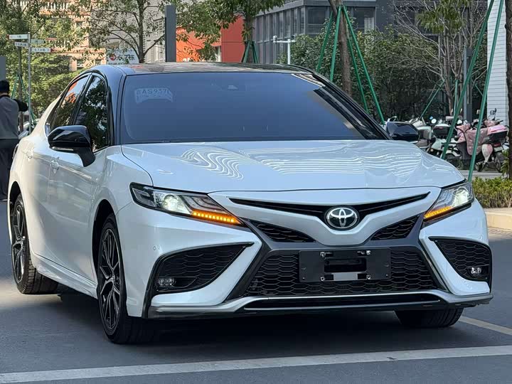 Фото 1 - Toyota Camry