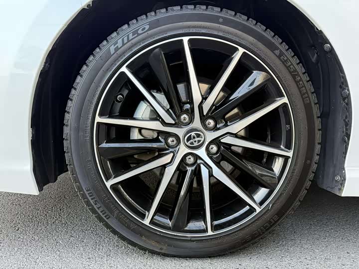 Фото 4 - Toyota Camry