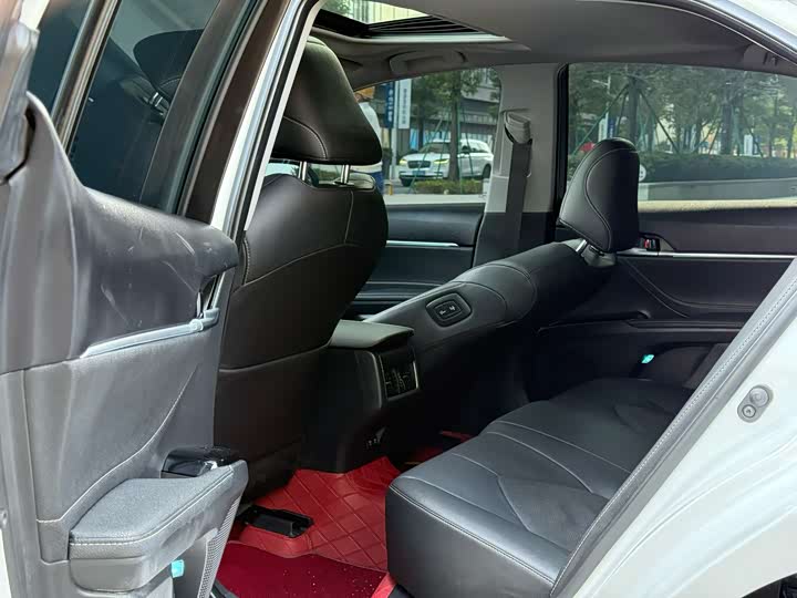 Фото 5 - Toyota Camry