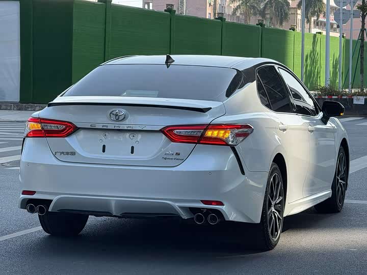 Фото 6 - Toyota Camry