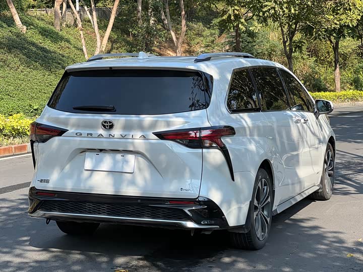 Фото 5 - Toyota Granvia