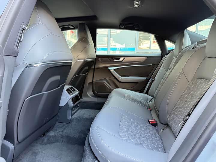 Фото 9 - Audi A7L