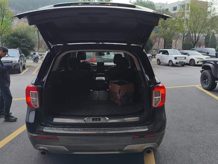 Фото 4 - Ford Explorer