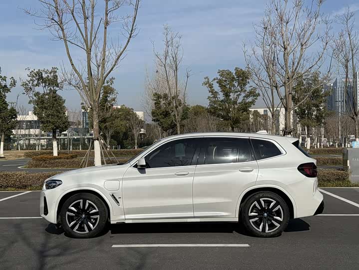 Фото 8 - BMW iX3