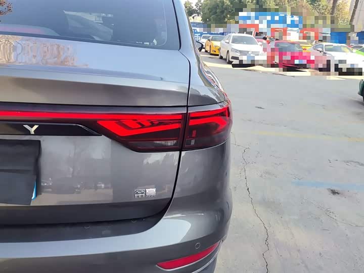 Фото 8 - Geely Emgrand