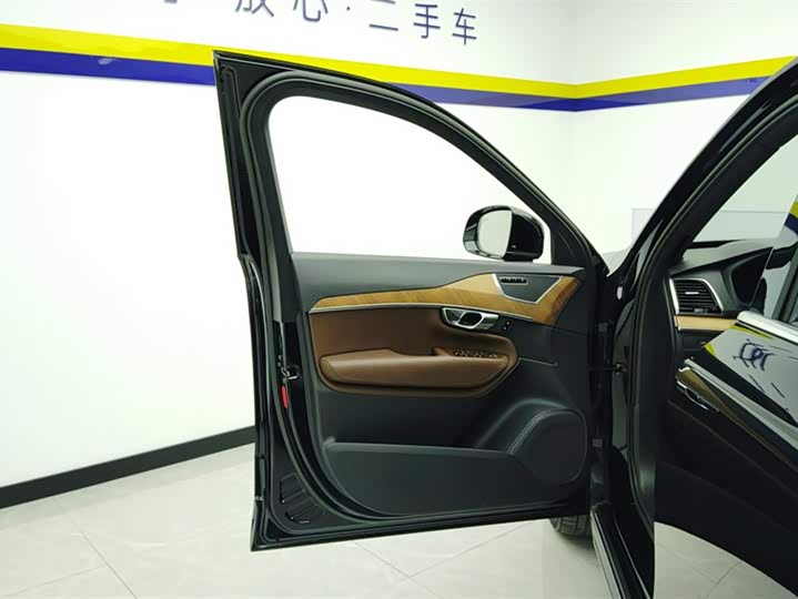 Фото 7 - Volvo XC90