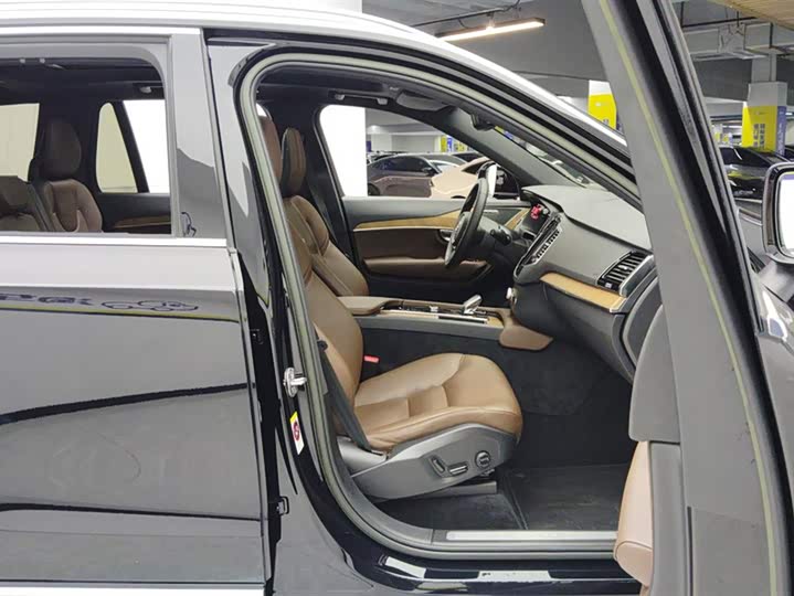 Фото 8 - Volvo XC90