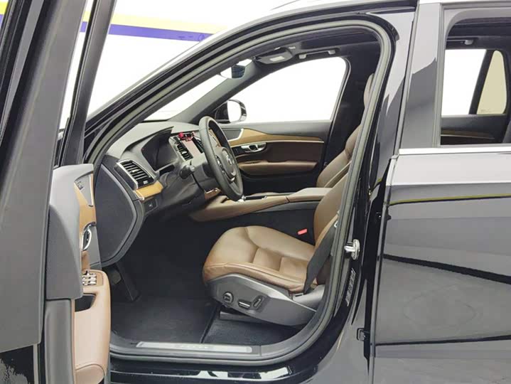 Фото 9 - Volvo XC90