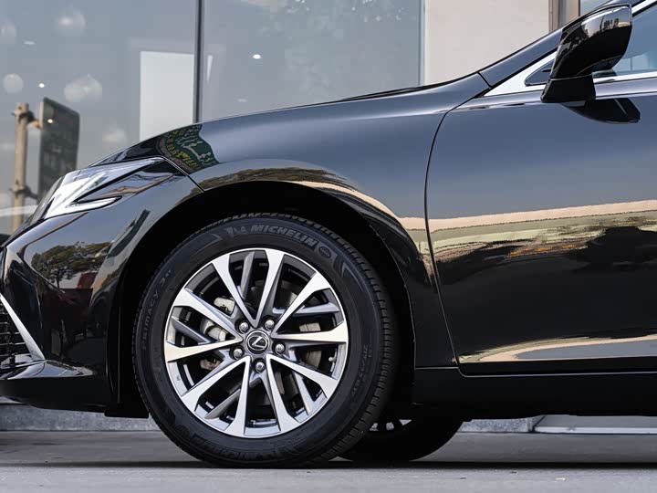 Фото 8 - Lexus ES