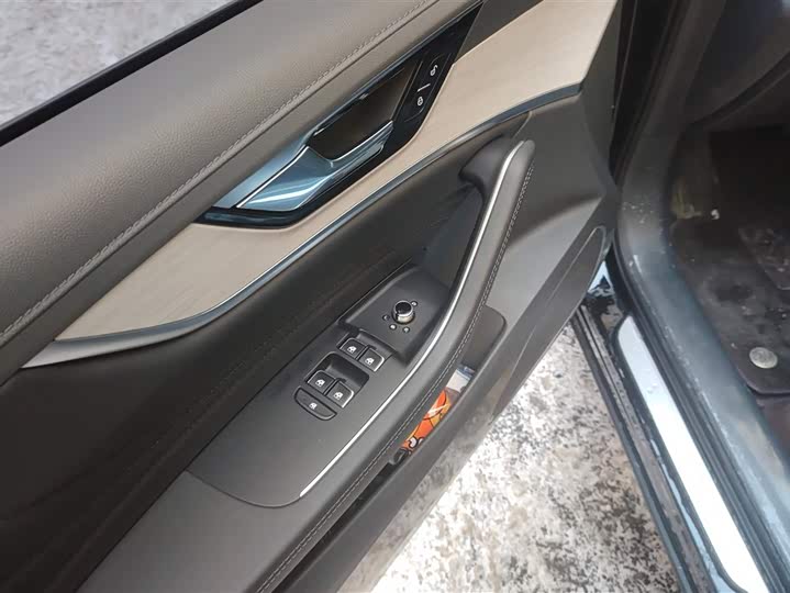 Фото 7 - Hongqi HS5