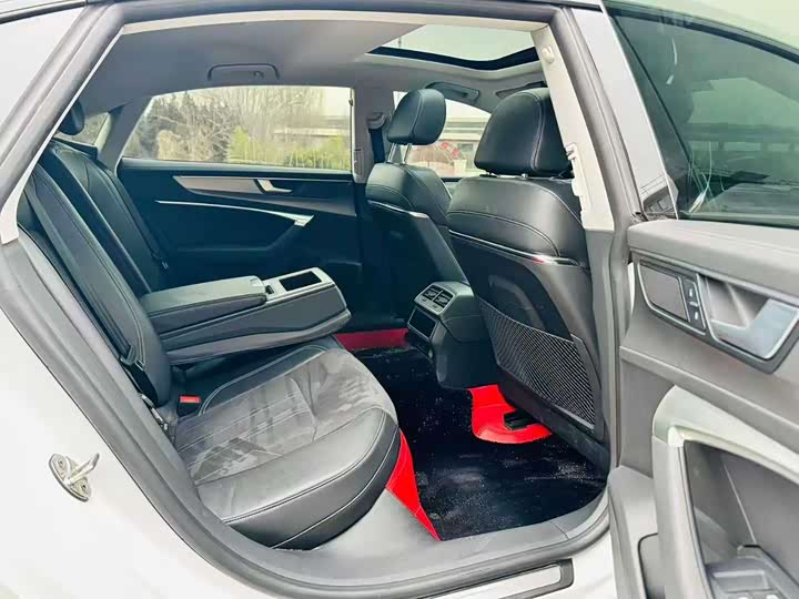 Фото 4 - Audi A7L