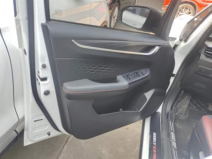 Фото 7 - Geely Vision X3