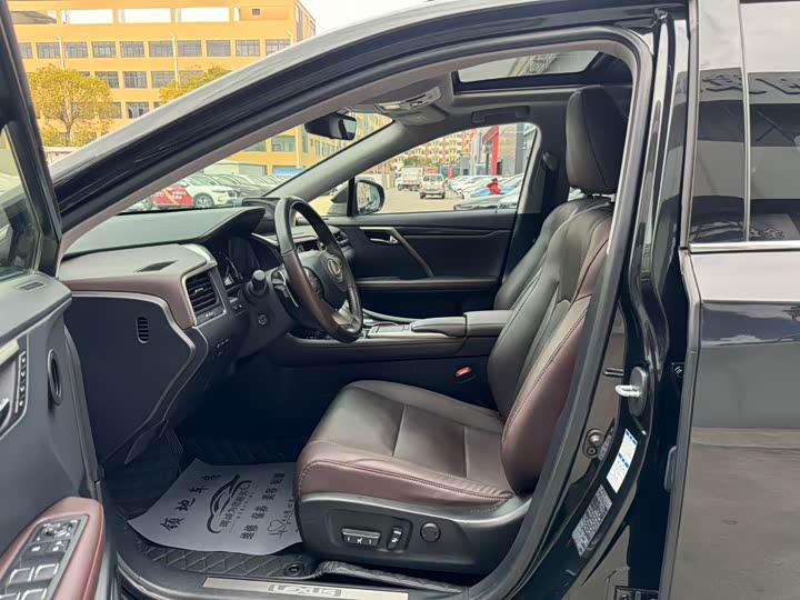 Фото 4 - Lexus RX