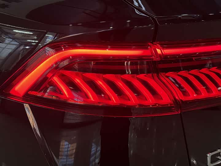 Фото 6 - Audi Q8