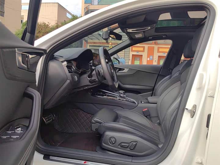 Фото 5 - Audi A4L