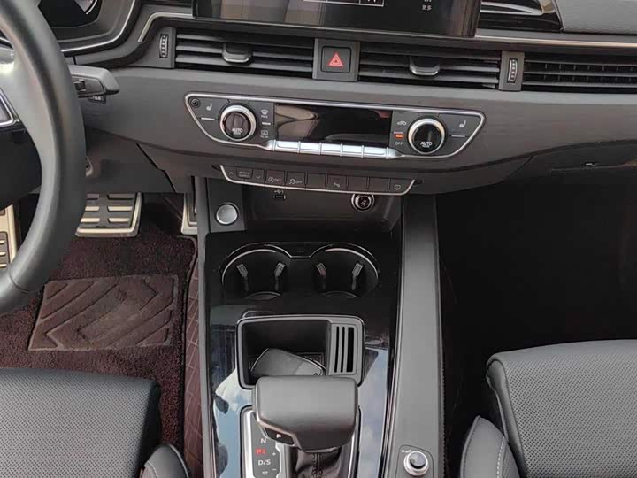 Фото 9 - Audi A4L