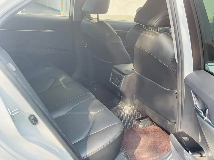 Фото 8 - Toyota Camry