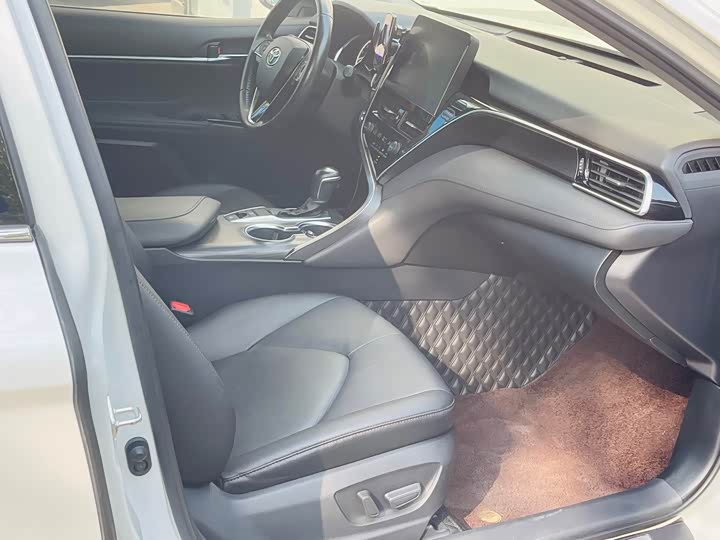 Фото 9 - Toyota Camry