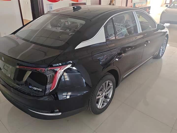 Фото 3 - Hongqi E-QM5