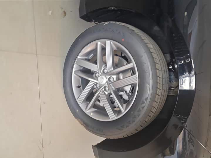 Фото 6 - Hongqi E-QM5