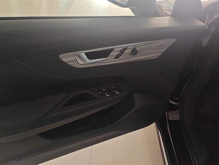 Фото 7 - Hongqi E-QM5