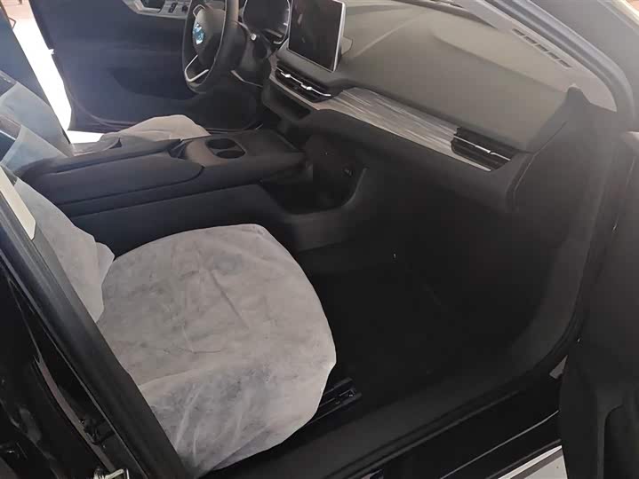 Фото 8 - Hongqi E-QM5