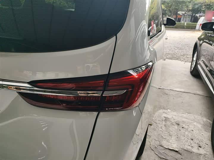 Фото 8 - Buick GL8 ES