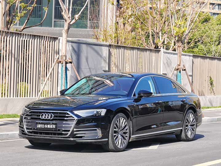 Фото 1 - Audi A8