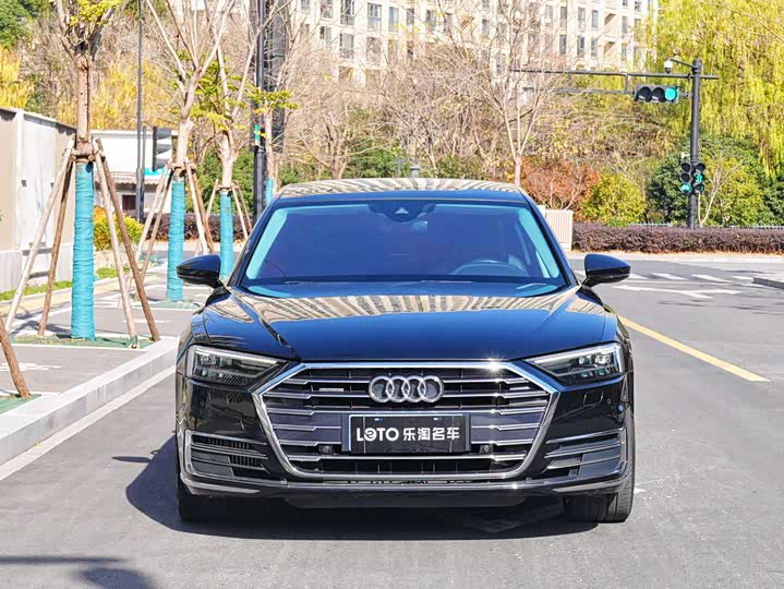 Фото 2 - Audi A8
