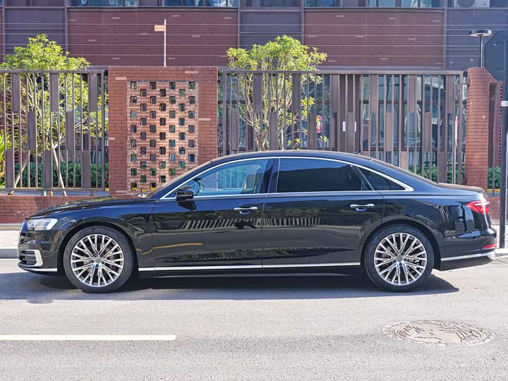 Фото 3 - Audi A8