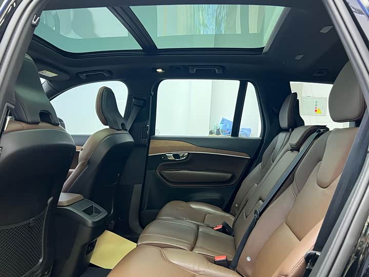 Фото 9 - Volvo XC90