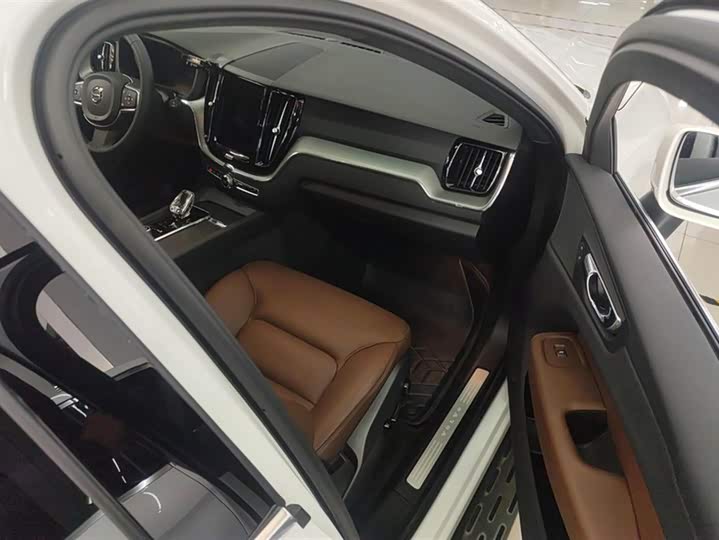 Фото 8 - Volvo XC60