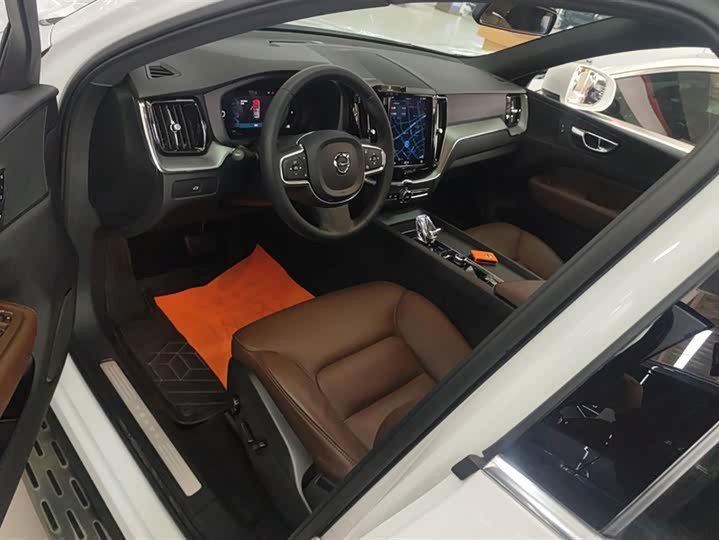 Фото 9 - Volvo XC60