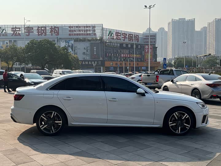 Фото 5 - Audi A4L