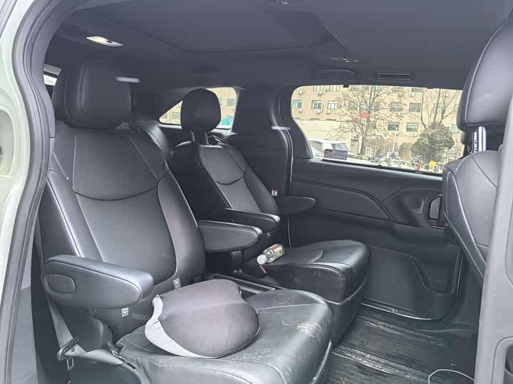 Фото 4 - Toyota Granvia