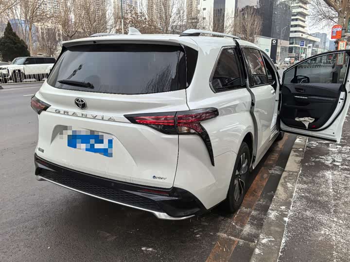 Фото 8 - Toyota Granvia