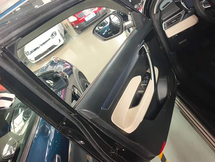 Фото 7 - Geely Atlas