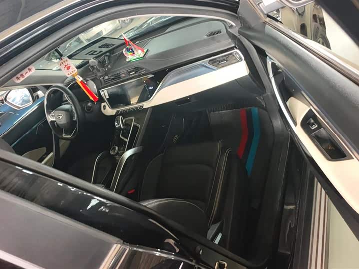 Фото 8 - Geely Atlas