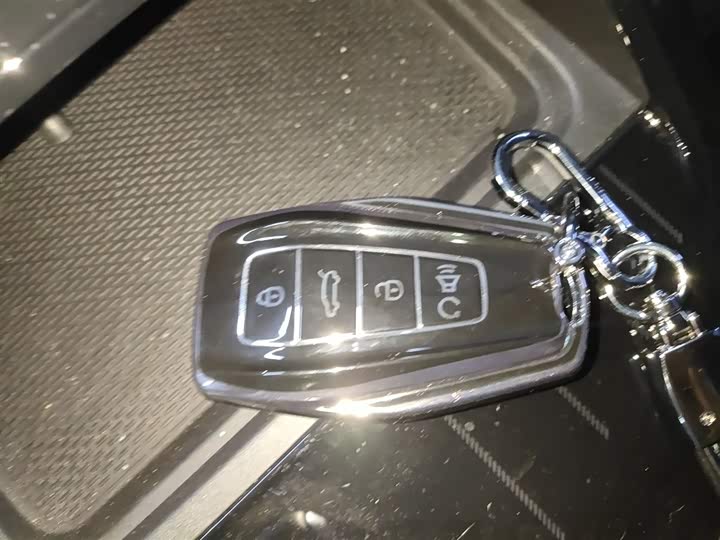 Фото 9 - Geely Atlas L