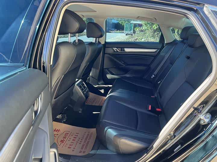 Фото 9 - Honda Accord